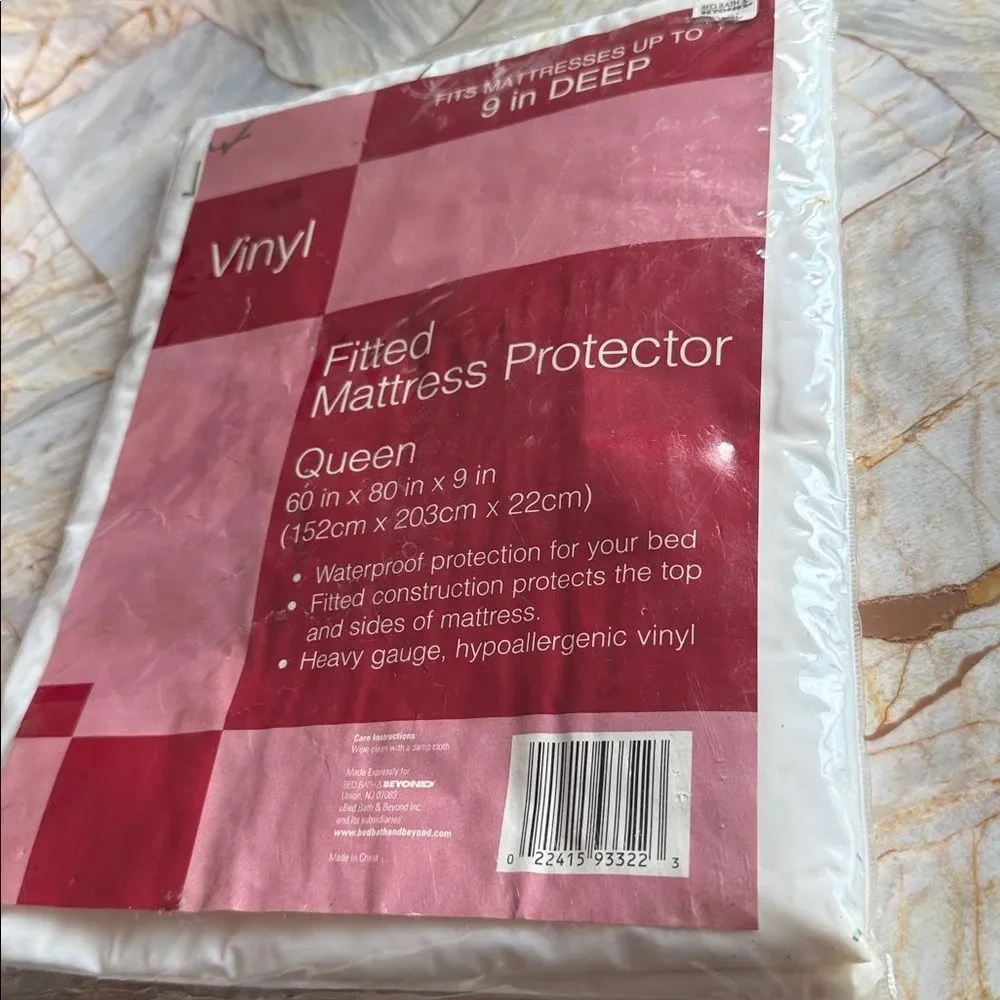 Bed Bath & Beyond Vinyl Fitted Mattress Protector - Queen, Red and White